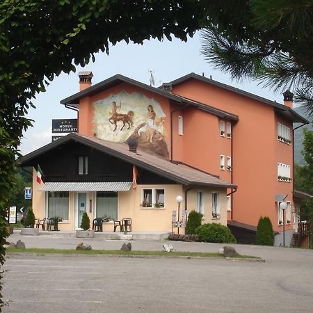 Hotel Ristorante Sagittario Feltre Buitenkant foto