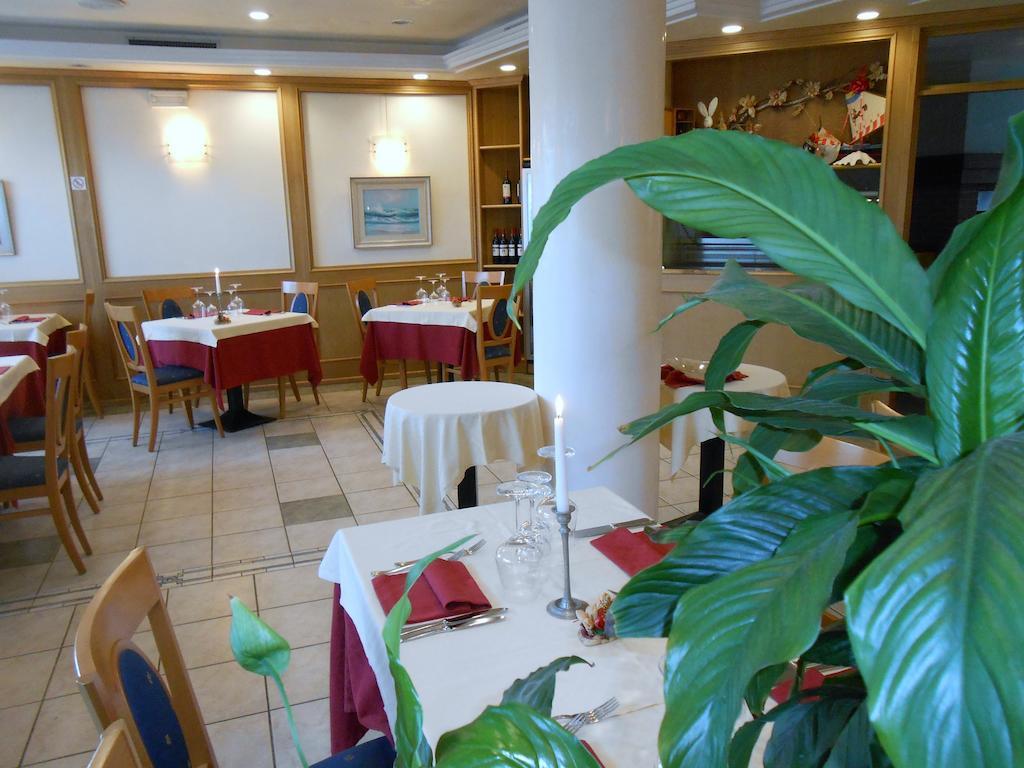 Hotel Ristorante Sagittario Feltre Buitenkant foto
