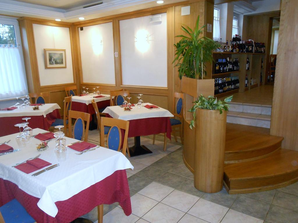 Hotel Ristorante Sagittario Feltre Buitenkant foto