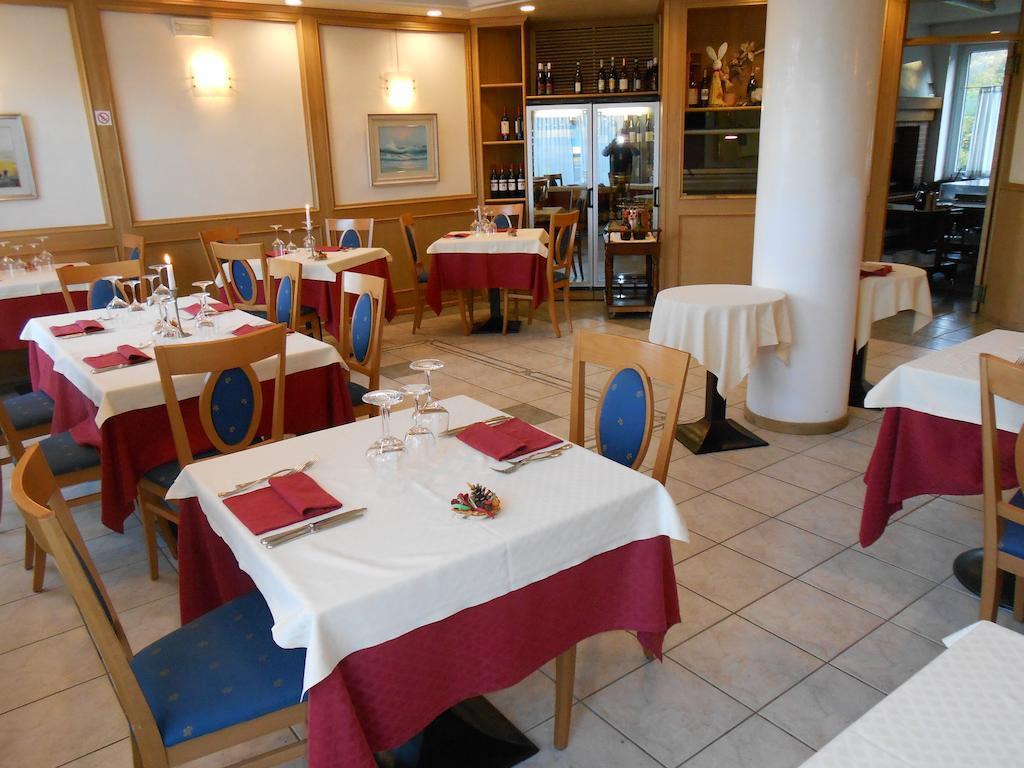 Hotel Ristorante Sagittario Feltre Buitenkant foto
