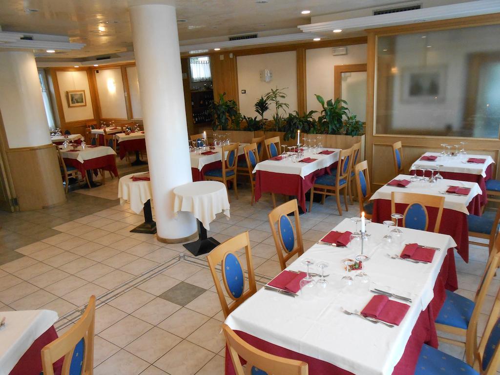 Hotel Ristorante Sagittario Feltre Buitenkant foto