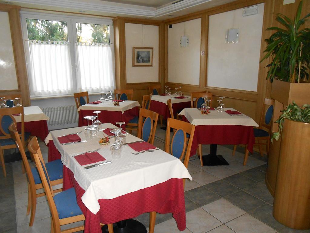 Hotel Ristorante Sagittario Feltre Buitenkant foto